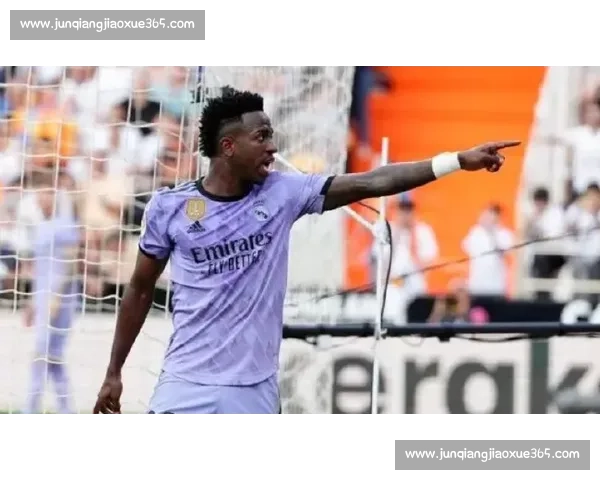 贝林厄姆晒喂象图:假期里的治愈时刻