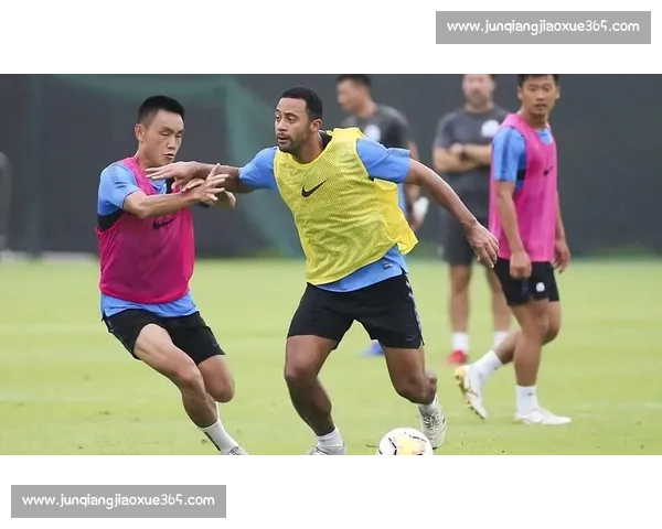 富力队与对手激烈对决 全力争胜展现强大实力